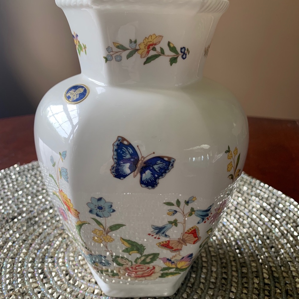 Aynsley Cottage Garden 7” hexagon vase. Excellent condition. Beautiful! ❣️ - Picture 6 of 6